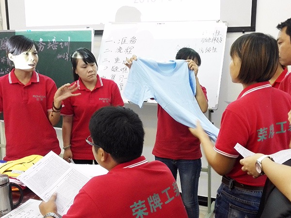 HJC黄金城员工培训现场
